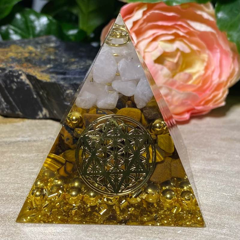 Orgone pyramide med pentagram og bjergkrystal/tigerøje