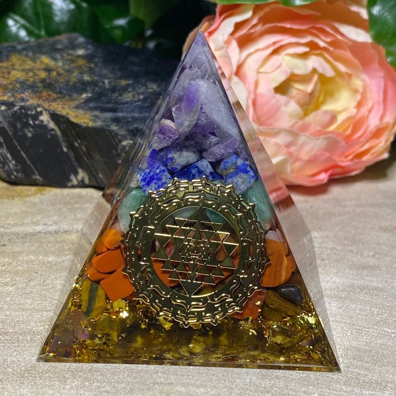 Orgone pyramide med sri yantra og chakra