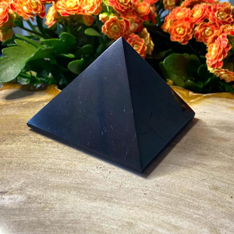 Billede af Shungit pyramide 8 cm